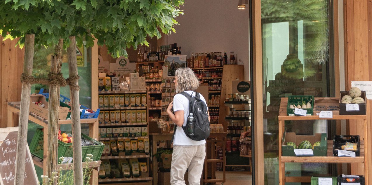 Frau betritt den Mühlenladen der Bruckmayer Mühle in Altötting, © Inn-Salzach Tourismus