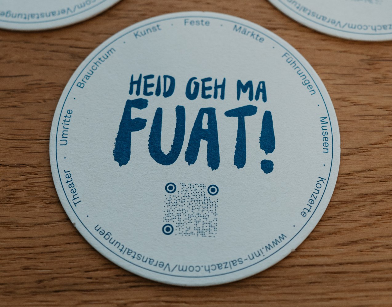 Bierdeckel mit dem bayerischen Spruch HEID GEH MAN FUAT, © Inn-Salzach Tourismus