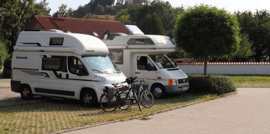 Zwei Wohnmobile auf dem Wohnmobilstellplatz in Kraiburg a. Inn, &copy; Inn-Salzach Tourismus