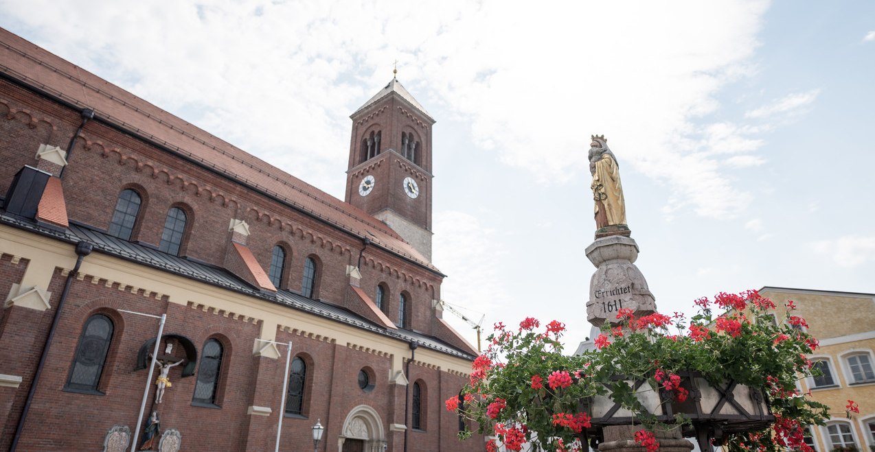 Der Marktplatz mit der Pfarrkirche St. Bartholom&auml;us in Kraiburg a. Inn, &copy; Inn-Salzach Tourismus