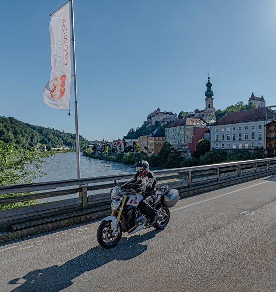 Motorradfahrt auf der Salzachbrücke von Burghausen nach Österreich, © Peter Wahl
