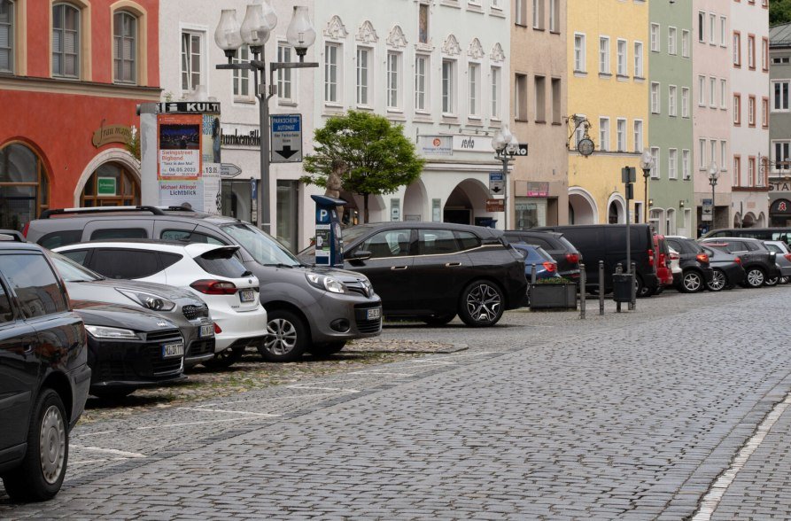 Parkende Autos am Mühldorfer Stadtplatz, © Inn-Salzach Tourismus