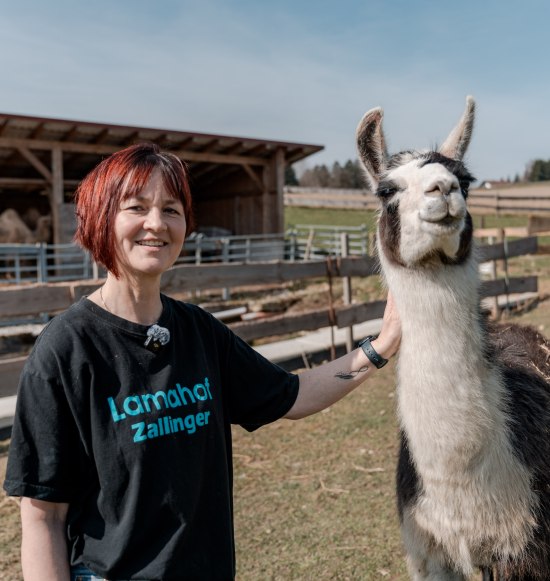 Sabine Zallinger mit Lama, &copy; Tourimsusverband Inn-Salzach