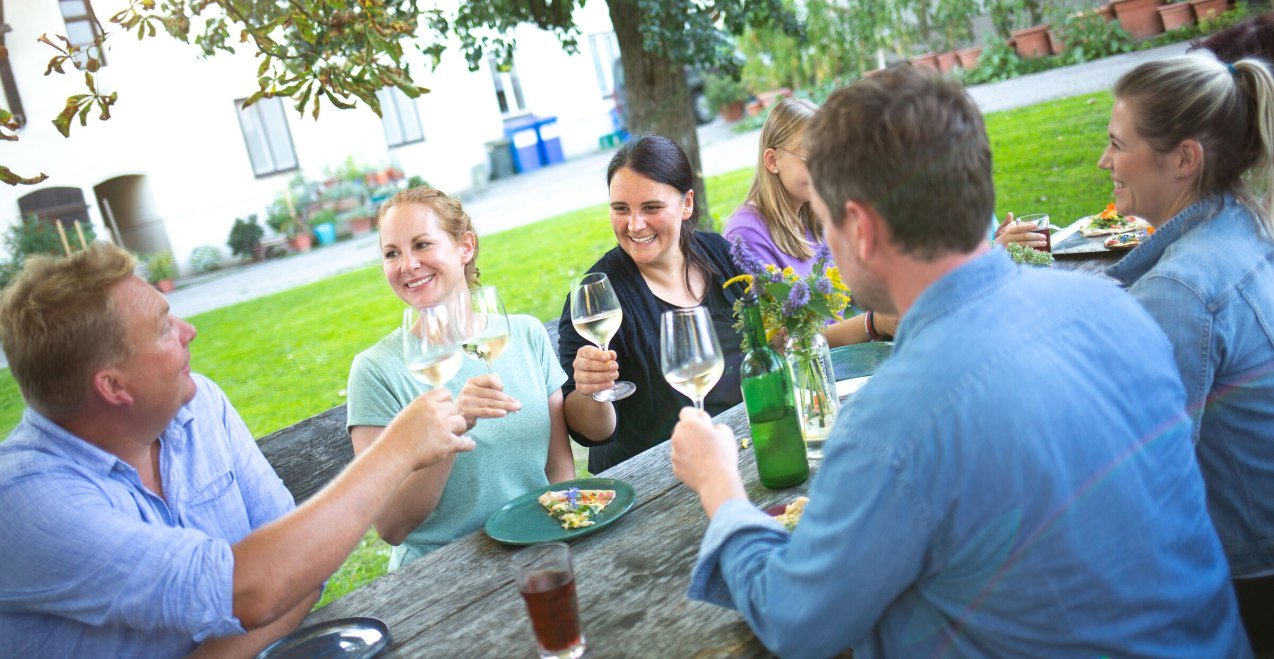 Anstoßen mit Wein im Gasthaus Maier Gallenbach, © Inn-Salzach Tourismus
