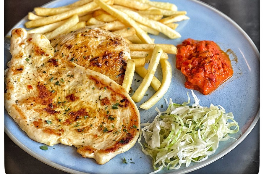 Pommes und Schnitzel im Magic Kids MIALAND Waldkraiburg, &copy; Magic Kids MIALAND