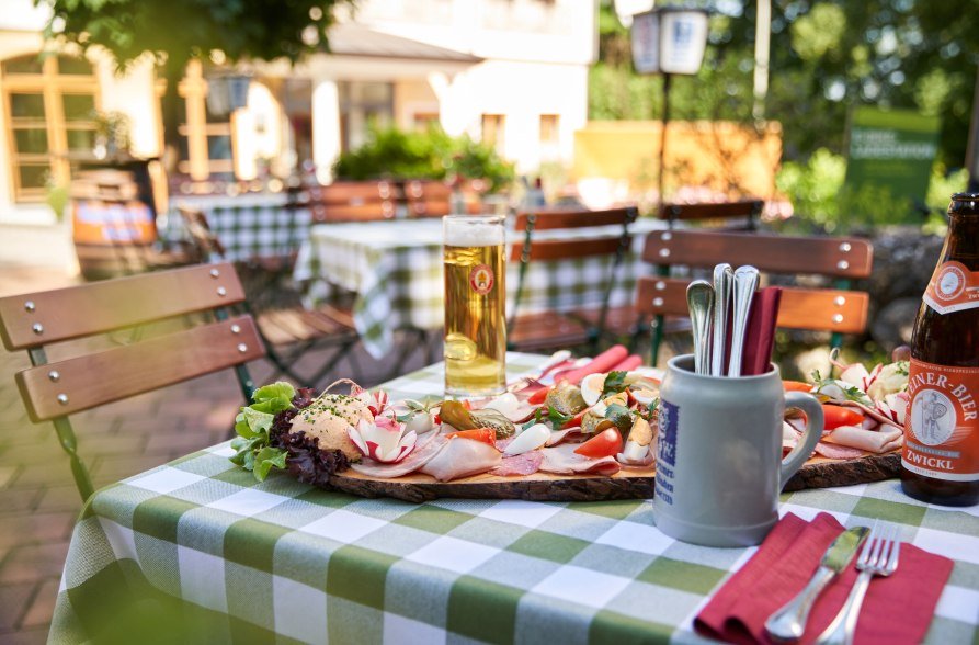 Brotzeit im BIergarten des Hotel Gasthof Schwarz, &copy; Andreas Pollok
