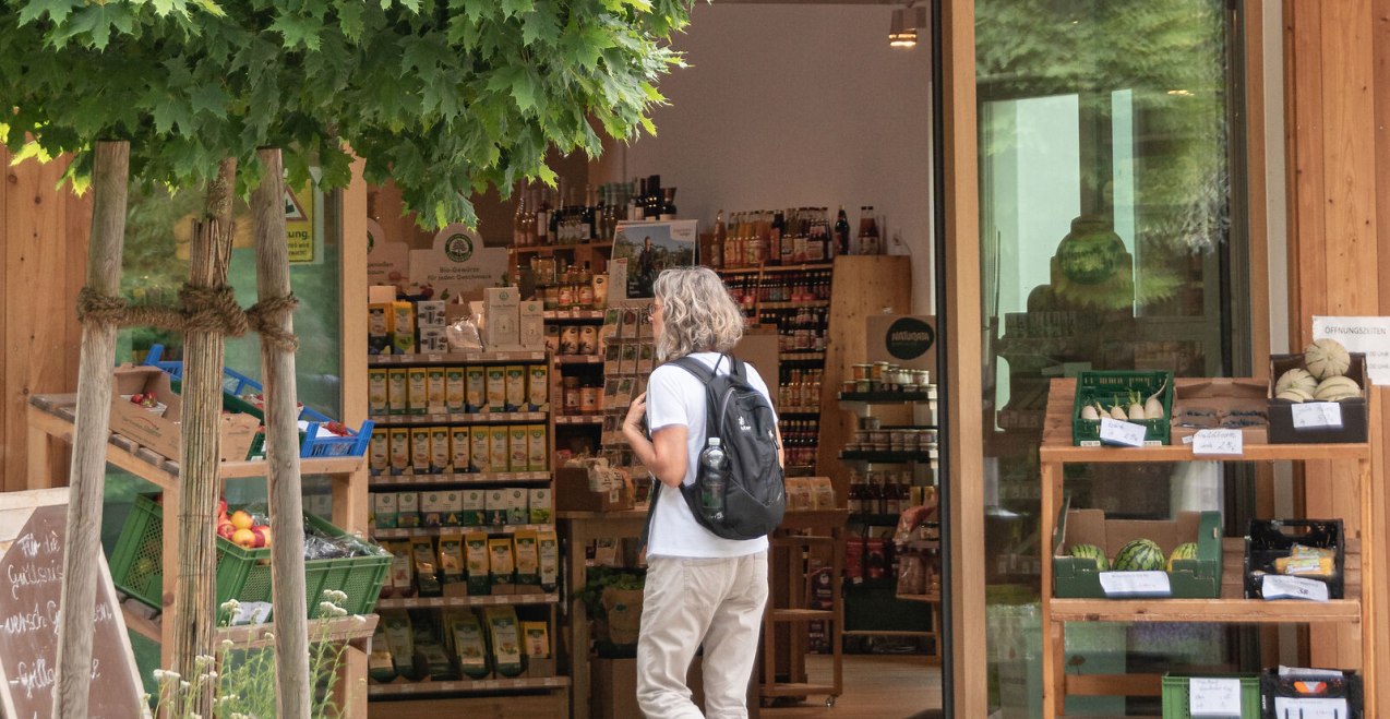 Frau betritt den Mühlenladen der Bruckmayer Mühle in Altötting, © Inn-Salzach Tourismus
