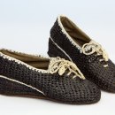 Schwarze Schuhe aus PVC-Folienstreifen, ausgestellt im Stadtmuseum Burghausen, © Stadt Burghausen/Stadtmuseum