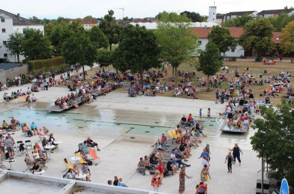 G&auml;ste genie&szlig;en den Musiksommer am Wasserplatz Burghausen, &copy; Stadt Burghausen