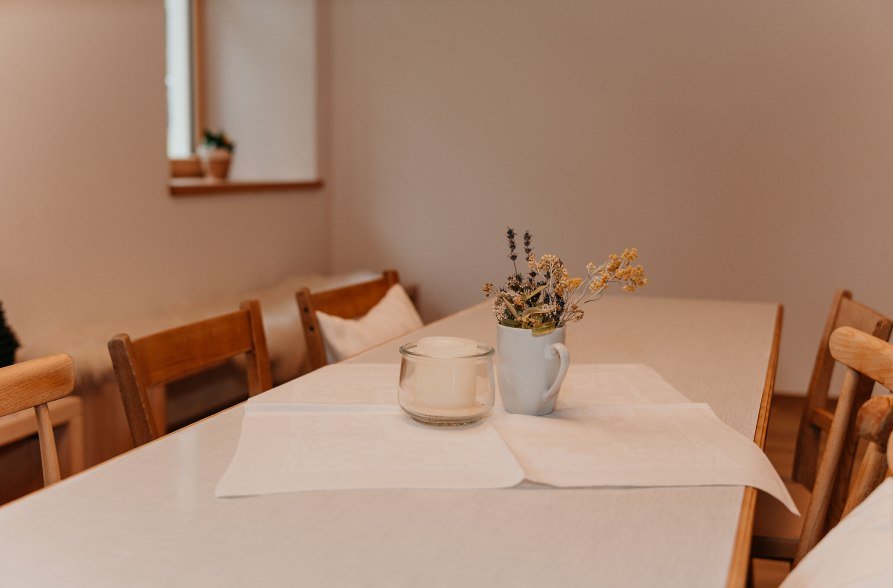 Liebevolle Tischdeko im Gasthaus Maier Gallenbach, &copy; Inn-Salzach Tourismus