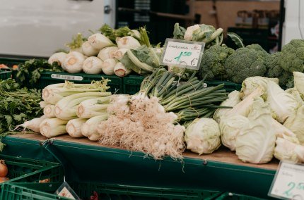 Gemüse wird auf dem Markt präsentiert, © Inn-Salzach Tourismus