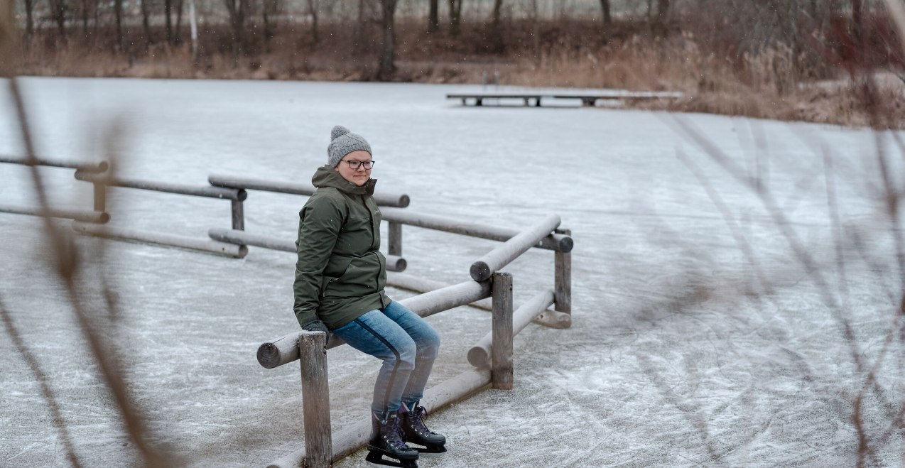 Frau mit Schlittschufen auf dem gefrorenen Marklter Badesee, © Inn-Salzach Tourismus