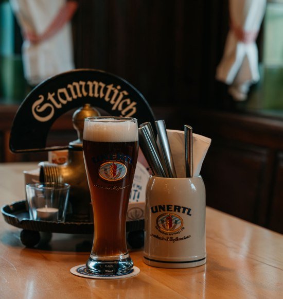 Unertl Weißbier auf dem Stammtisch des Bräustüberls, © Inn-Salzach Tourismus