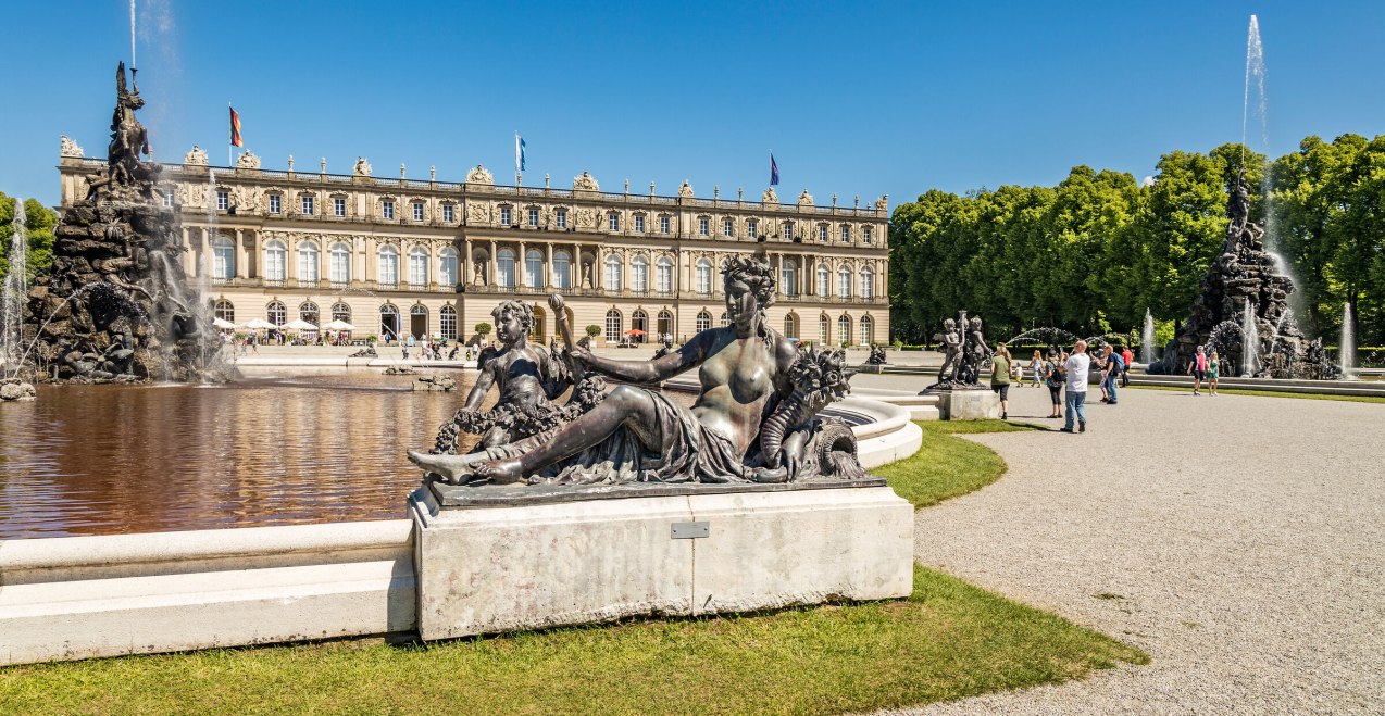 Schloss Herrenchiemsee mit Statue, &copy; Chiemsee-Alpenland Tourismus/BSV