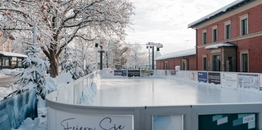 Eisbahn Alt&ouml;tting im Schnee, &copy; Inn-Salzach Tourismus