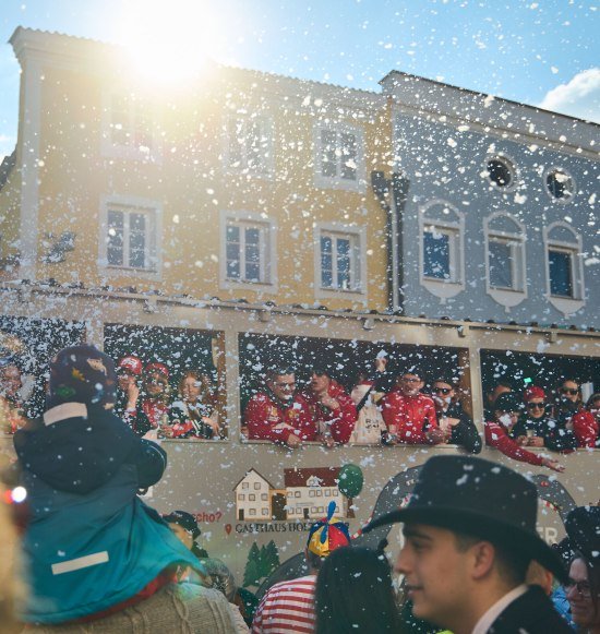 Faschingsumzug mit zahlreichen Besuchern, &copy; Inn-Salzach Tourismus