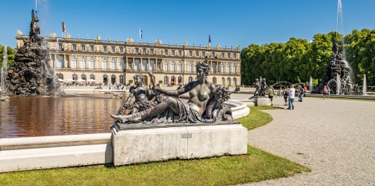 Schloss Herrenchiemsee mit Statue, &copy; Chiemsee-Alpenland Tourismus/BSV