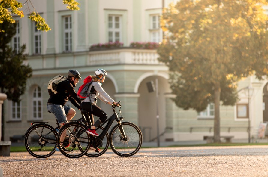 Radler am Kapellplatz Altötting, © Inn-Salzach Tourismus 