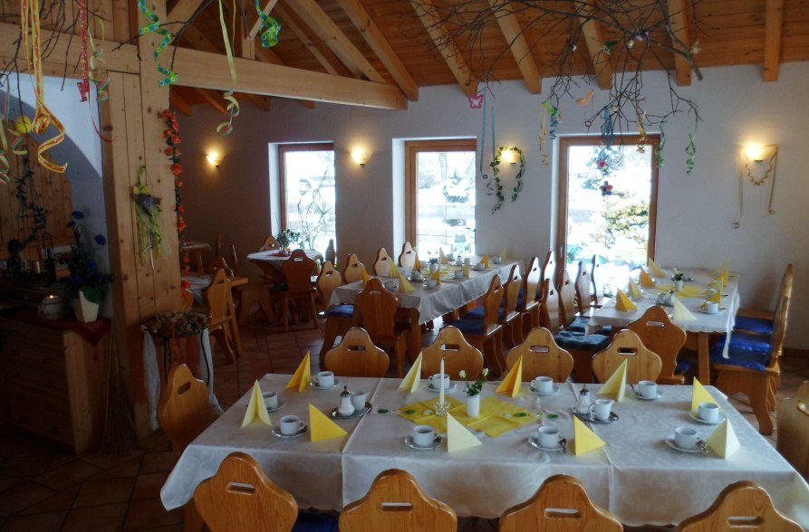 Hofcafé Howaschen Innenbereich mit gedeckten Tischen, © Hofcafé Howaschen