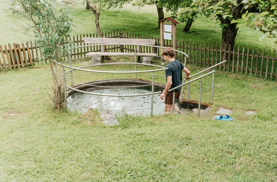 Junge benutzt Kneippbecken bei Camping am Marktler Badesee, &copy; Inn-Salzach Tourismus