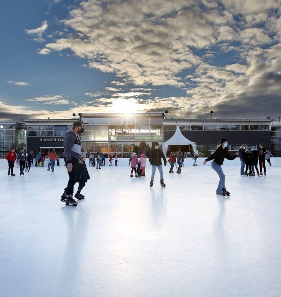 Schlittschuhl&auml;ufer auf der Eisfl&auml;che in Burghausen vorm B&uuml;rgerhaus, &copy; Gerhard Nixdorf