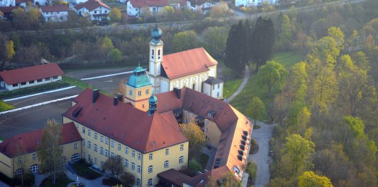 Die Kirche St. Salvator in M&uuml;hldorf von oben, &copy; Rainer Schratt