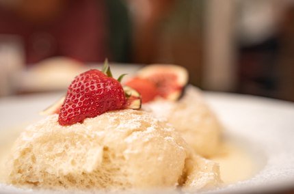 Dampfnudeln mit Erdbeeren, © Inn-Salzach Tourismus