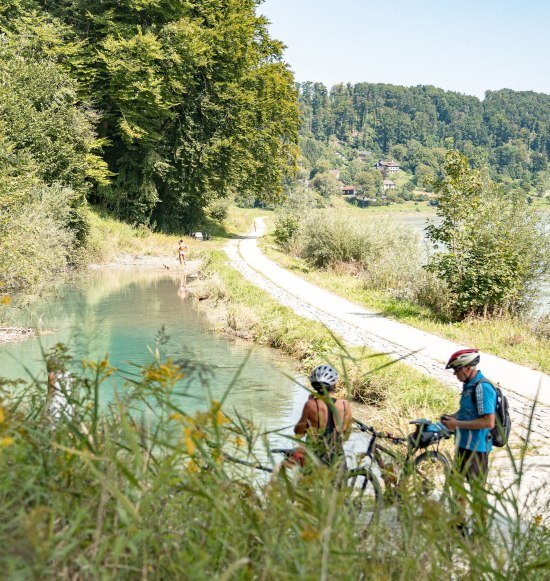 Radfahrer Pause bei der Blauen Lagune in der N&auml;he von Unterhadermark, &copy; Inn-Salzach Tourismus