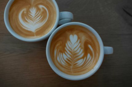 Cappuccino mit Latte Art, © CaTienda