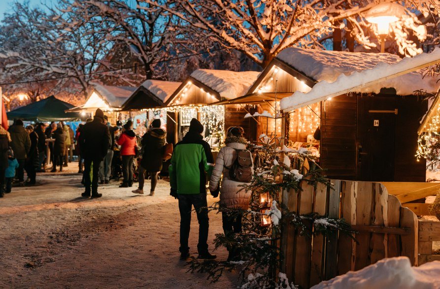 Stände am Aschauer Christkindlmarkt, © Inn-Salzach Tourismus