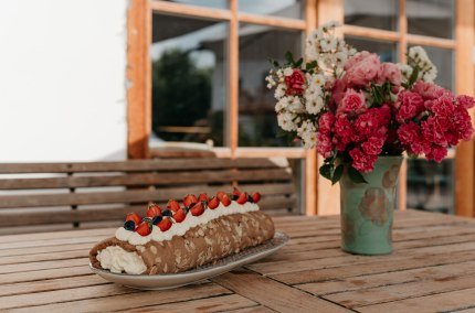 Biskuit Roulade mit Blumen, &copy; Inn-Salzach Tourismus