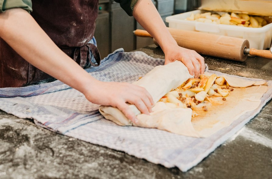 Strudel wird zusammengerollt, &copy; Inn-Salzach Tourismus