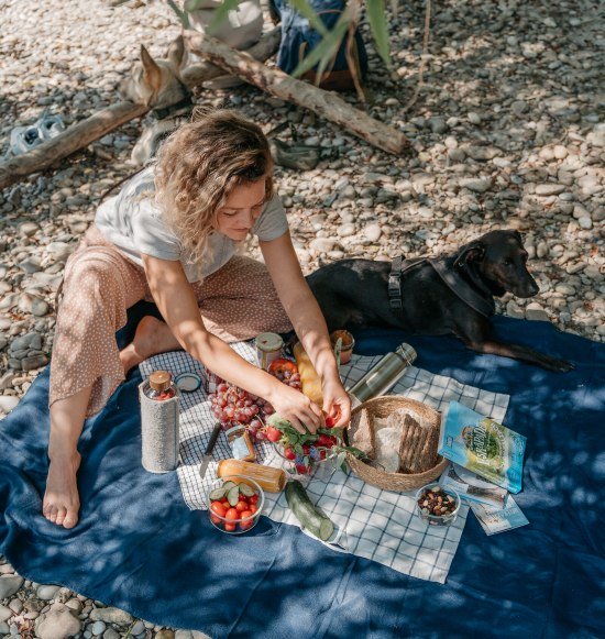 Frau und Hund beim Picknick am Wasser, &copy; Inn-Salzach Tourismus