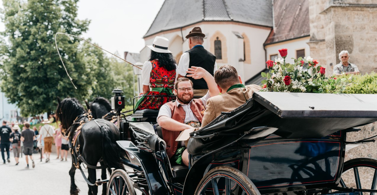 Quirin Hell winkt aus der Pferdekutsche, &copy; Tourismusverband Inn-Salzach