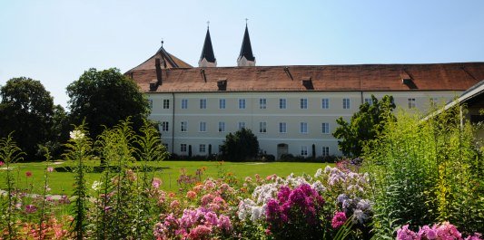 Das Kloster Gars am Inn mit Blumengarten, © Elisabeth Kühlechner