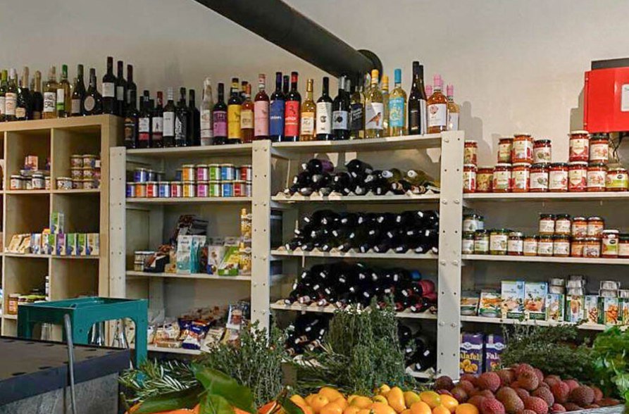 Regale mit Flaschen und regionalen Produkten, &copy; Schacherbauerhof