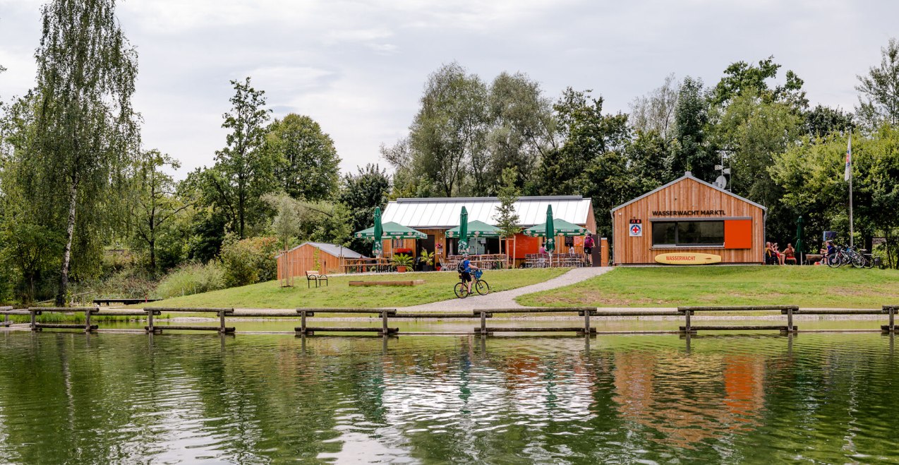 Biergarten und Wasserwachtstation am Marklter Badesee, © Inn-Salzach Tourismus
