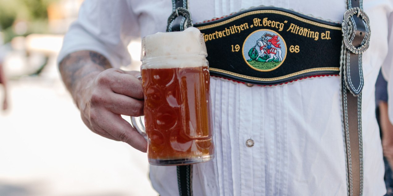Lederhose und Ma&szlig; Bier, &copy; Inn-Salzach Tourismus