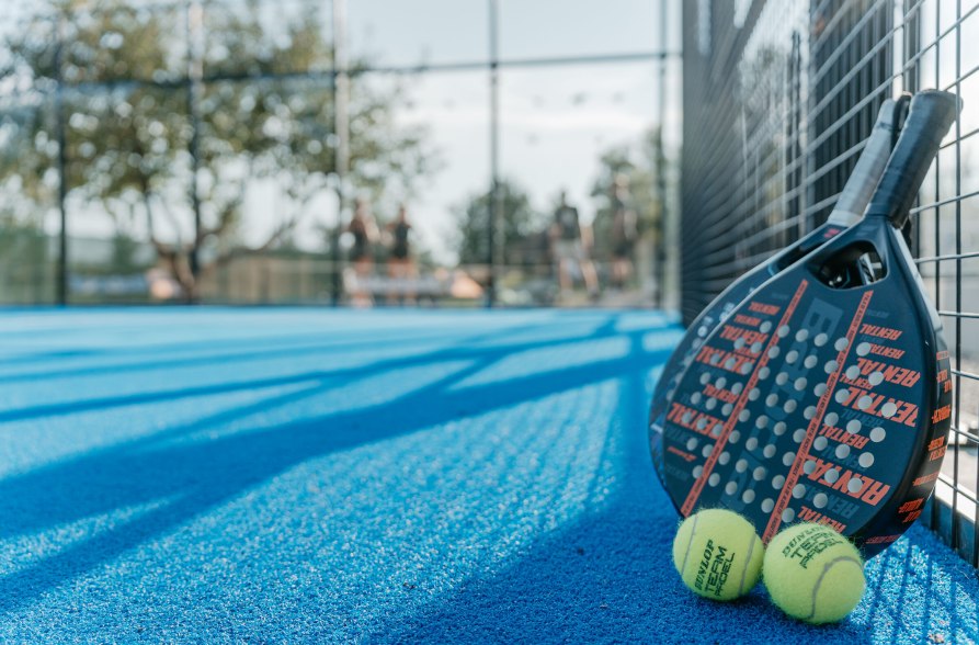 Padel-Schl&auml;ger und B&auml;lle, &copy; Inn-Salzach Tourismus