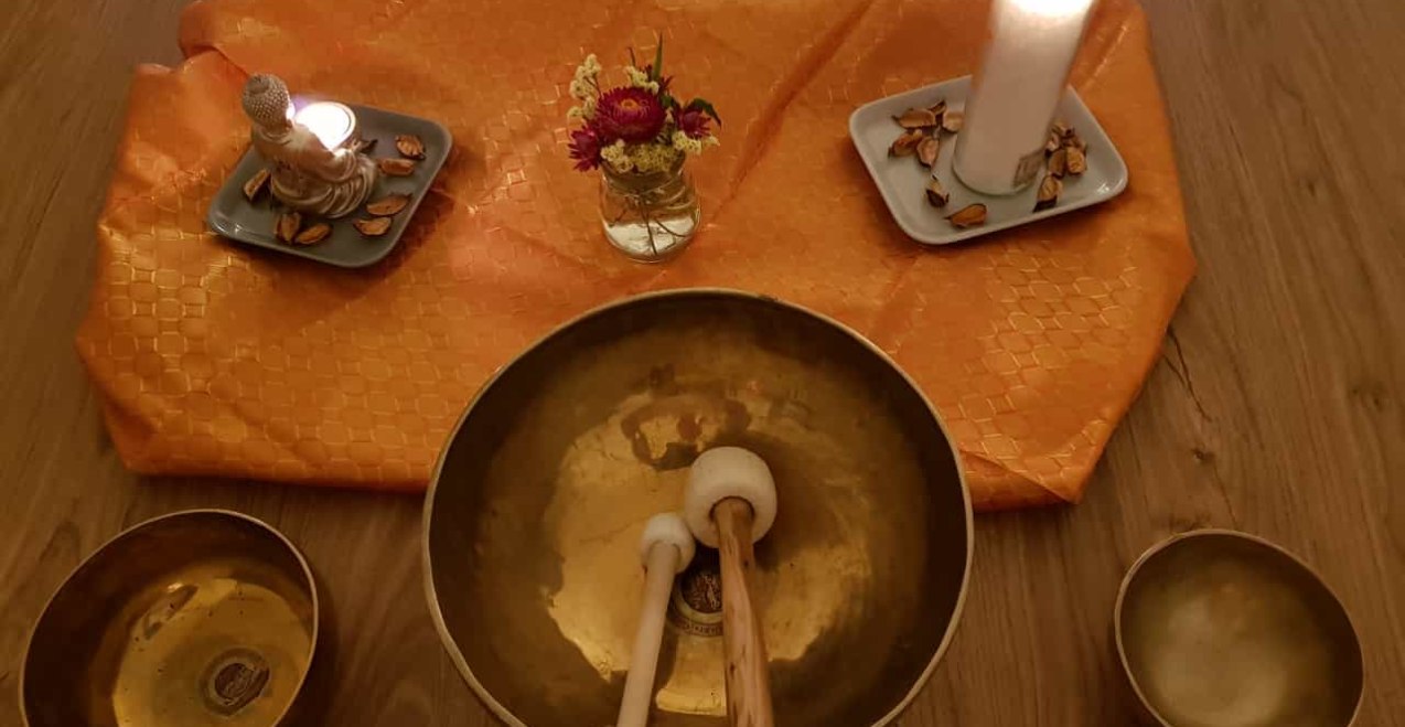 Klangschalen mit Deko, © Tanjas Yogawelt