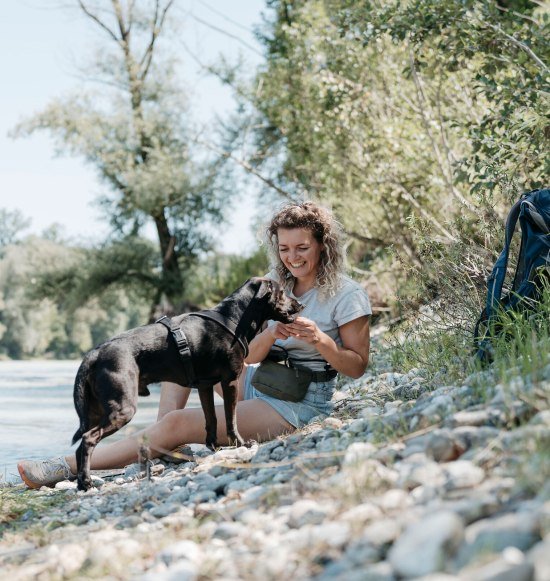 Hund und Frau am Inn, &copy; Inn-Salzach Tourismus