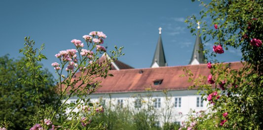 Kloster Gars mit Blumen im Vordergrund, &copy; Inn-Salzach Tourismus