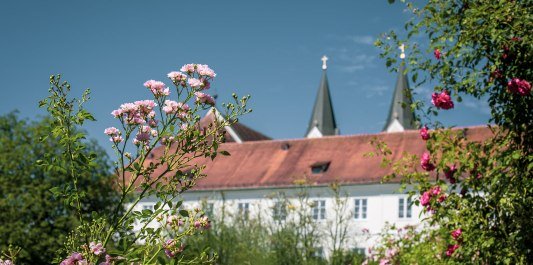 Kloster Gars mit Blumen im Vordergrund, &copy; Inn-Salzach Tourismus