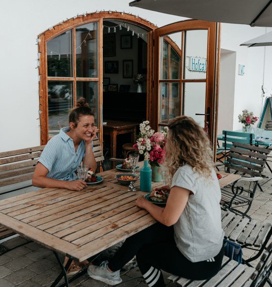Frauen beim Kaffeeklatsch im Hofcafe, © Inn-Salzach Tourismus