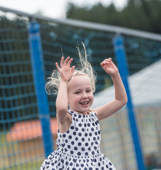 Kind springt im Trampolin, © Inn-Salzach Tourismus