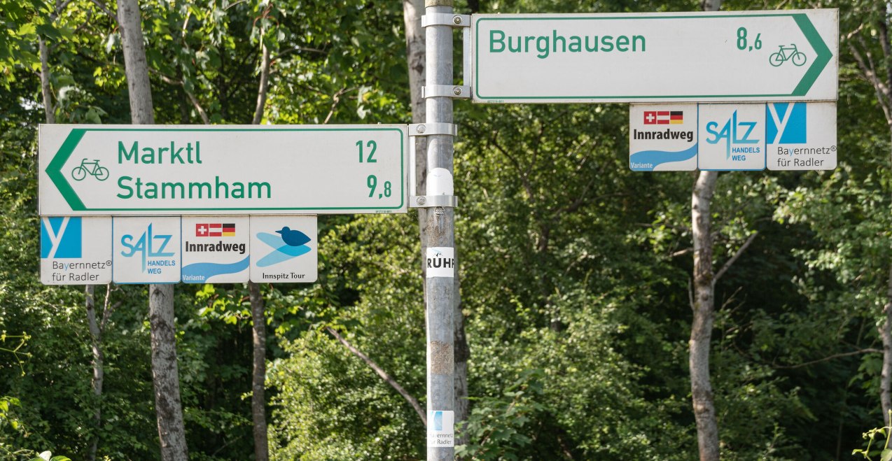 Schilderbaum auf der Innspitz Tour, &copy; Inn-Salzach Tourismus