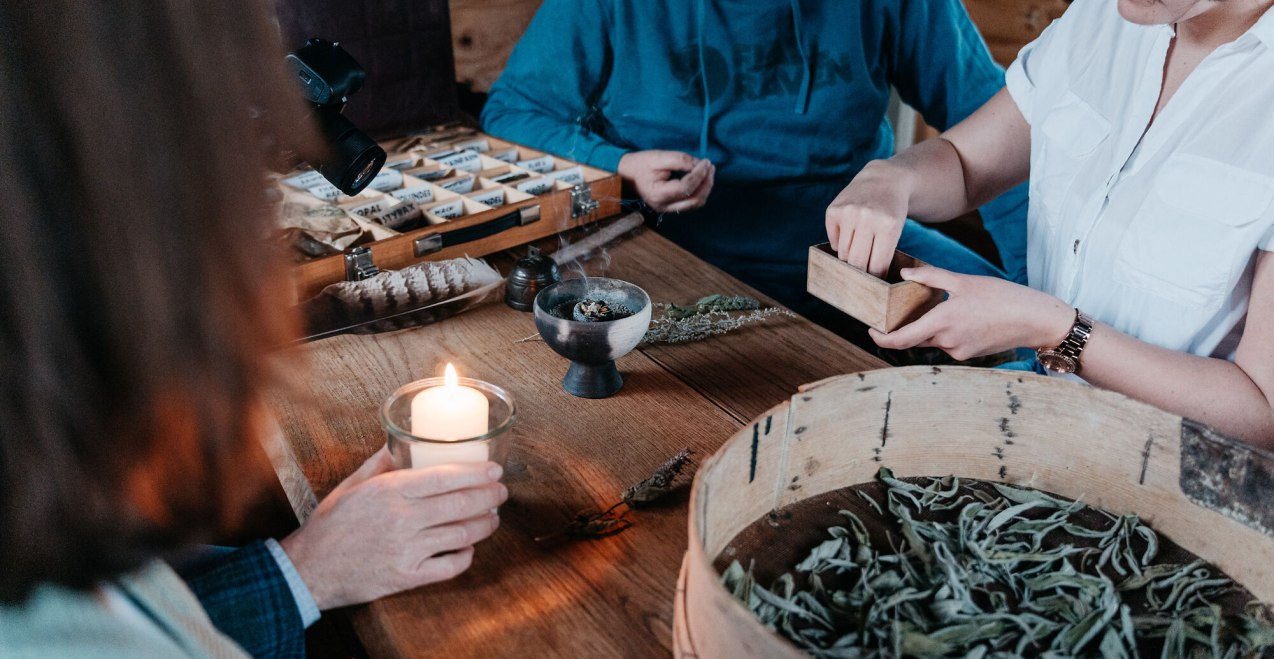 Kr&auml;uterb&uuml;ndel binden in Taufkirchen, &copy; Tourismusverband Inn-Salzach