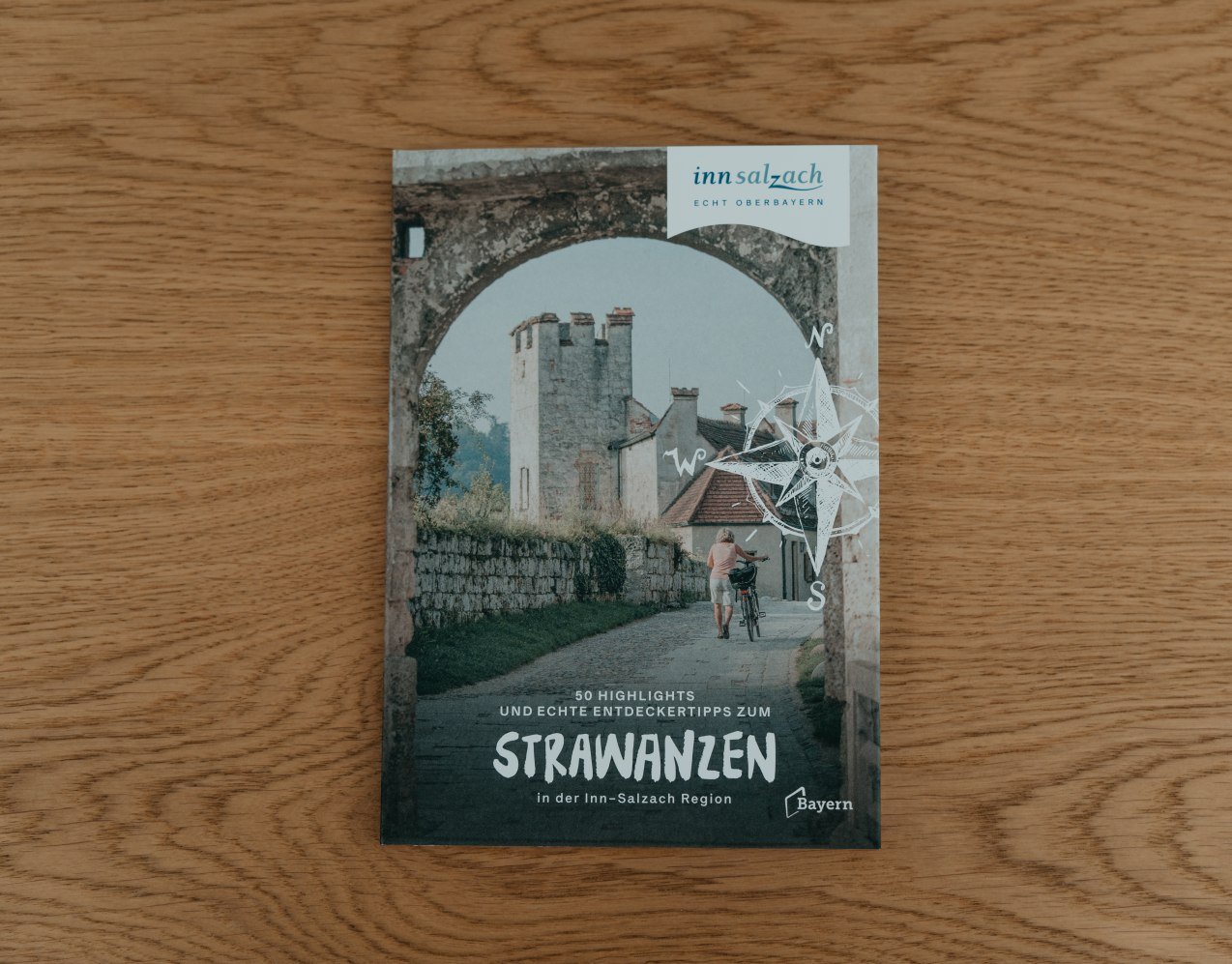 Stadterlebnisbroschüre Inn-Salzach auf Holz, © Inn-Salzach Tourismus
