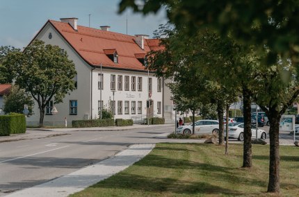 Rathaus Emmerting von Außen, © Inn-Salzach Tourismus