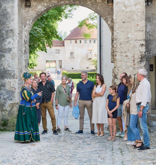 Gruppe bei einer historischen Burgf&uuml;hrung., &copy; Burghauser Touristik